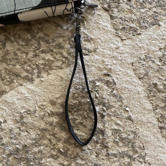 Sakroots phone and card holder with straps - Picture 6 of 7